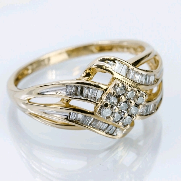 10K Gold Diamond Ring - Picture 2 of 6